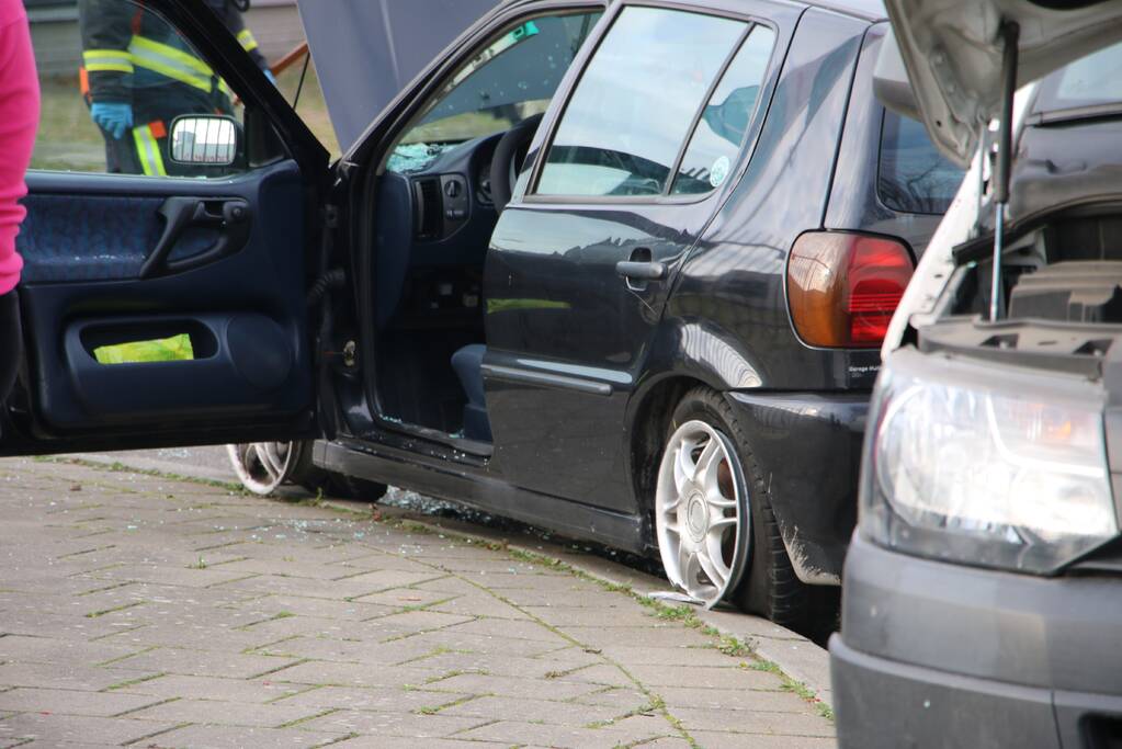 Personenauto heeft veel schade na botsing met bestelbus