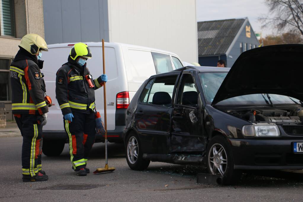 Personenauto heeft veel schade na botsing met bestelbus