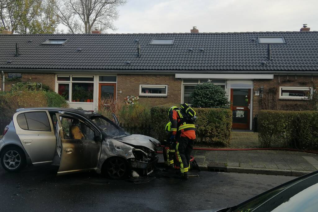 Motorcompartiment van personenauto volledig uitgebrand