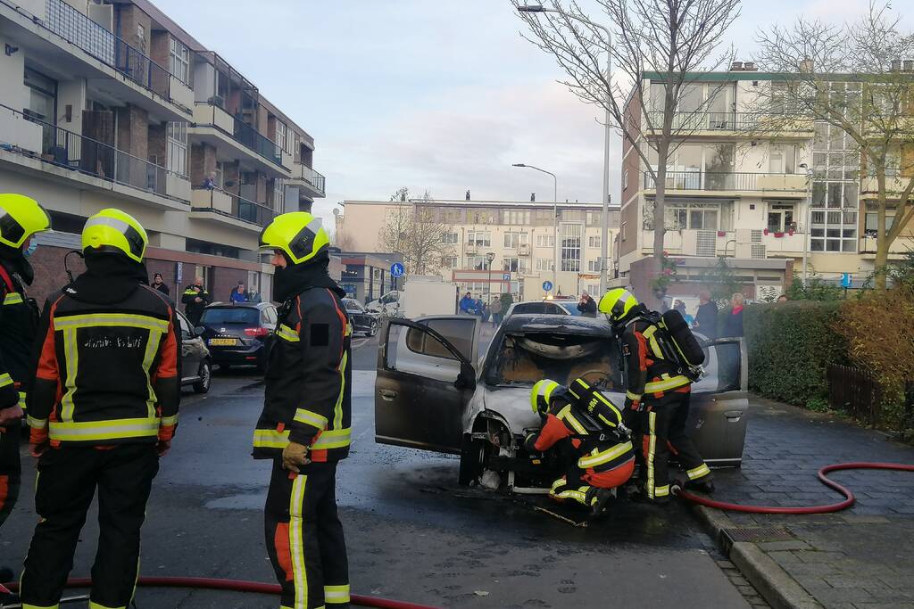 Motorcompartiment van personenauto volledig uitgebrand
