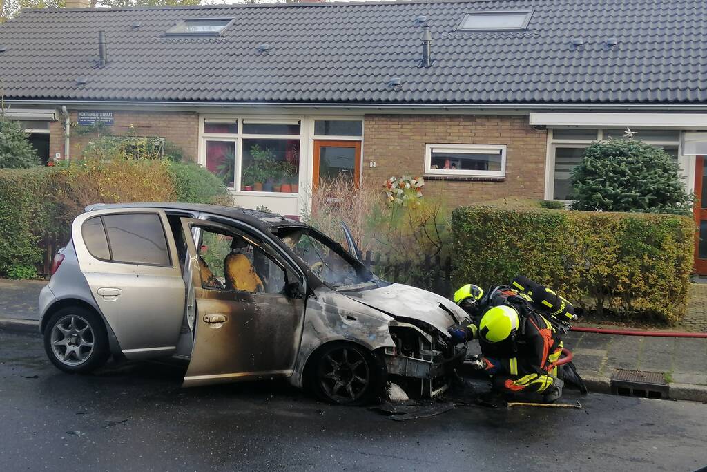 Motorcompartiment van personenauto volledig uitgebrand