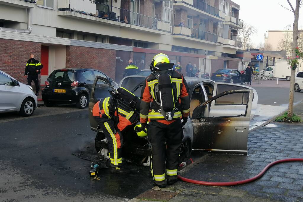 Motorcompartiment van personenauto volledig uitgebrand