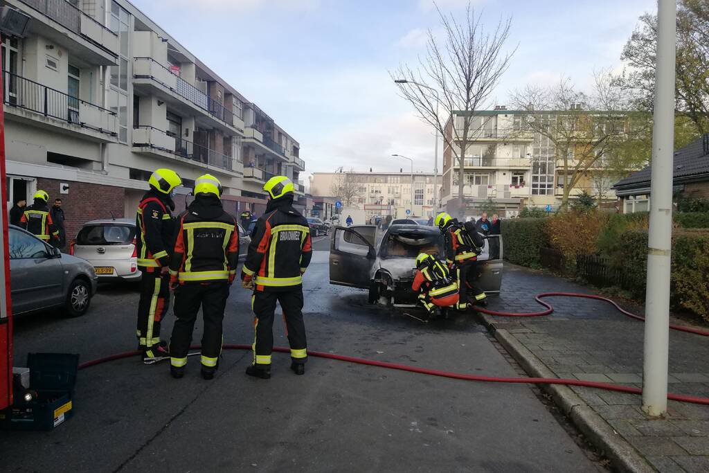 Motorcompartiment van personenauto volledig uitgebrand