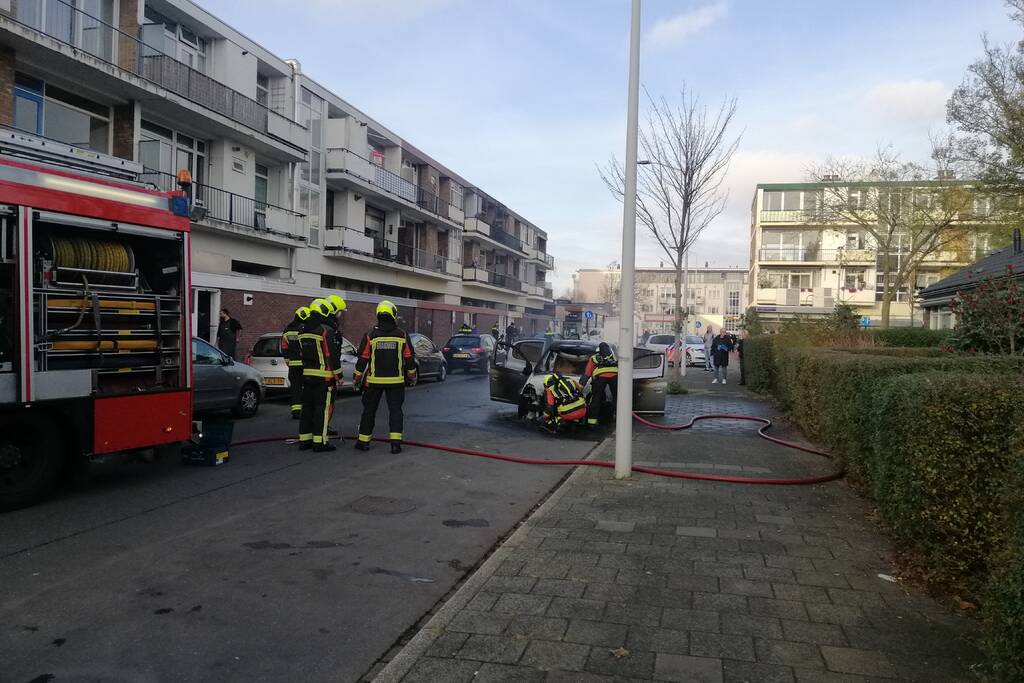 Motorcompartiment van personenauto volledig uitgebrand