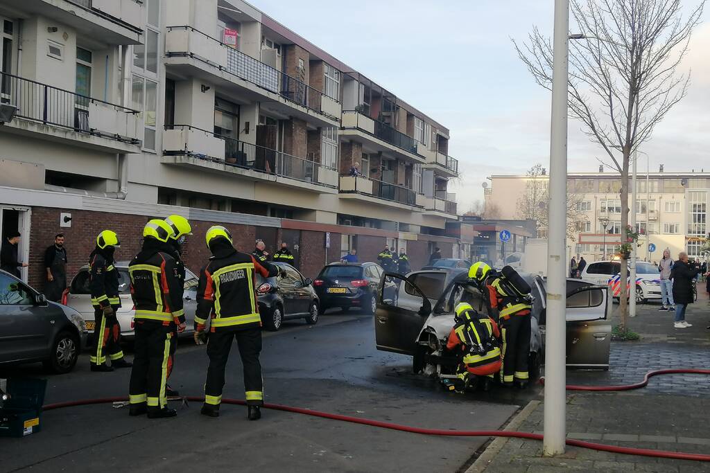 Motorcompartiment van personenauto volledig uitgebrand