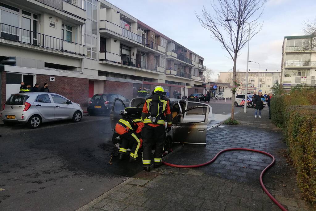 Motorcompartiment van personenauto volledig uitgebrand