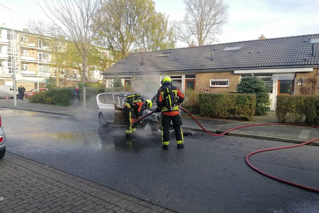 Motorcompartiment van personenauto volledig uitgebrand