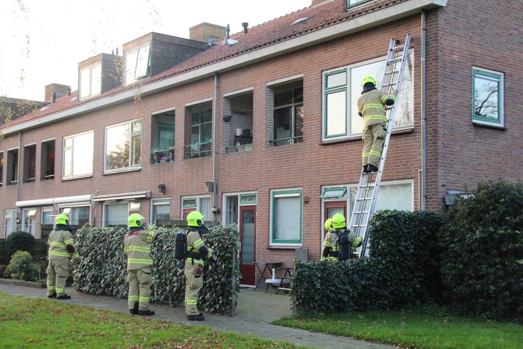 Brandweer doet onderzoek naar gaslucht in woning
