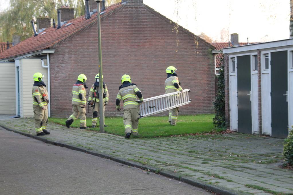 Brandweer doet onderzoek naar gaslucht in woning