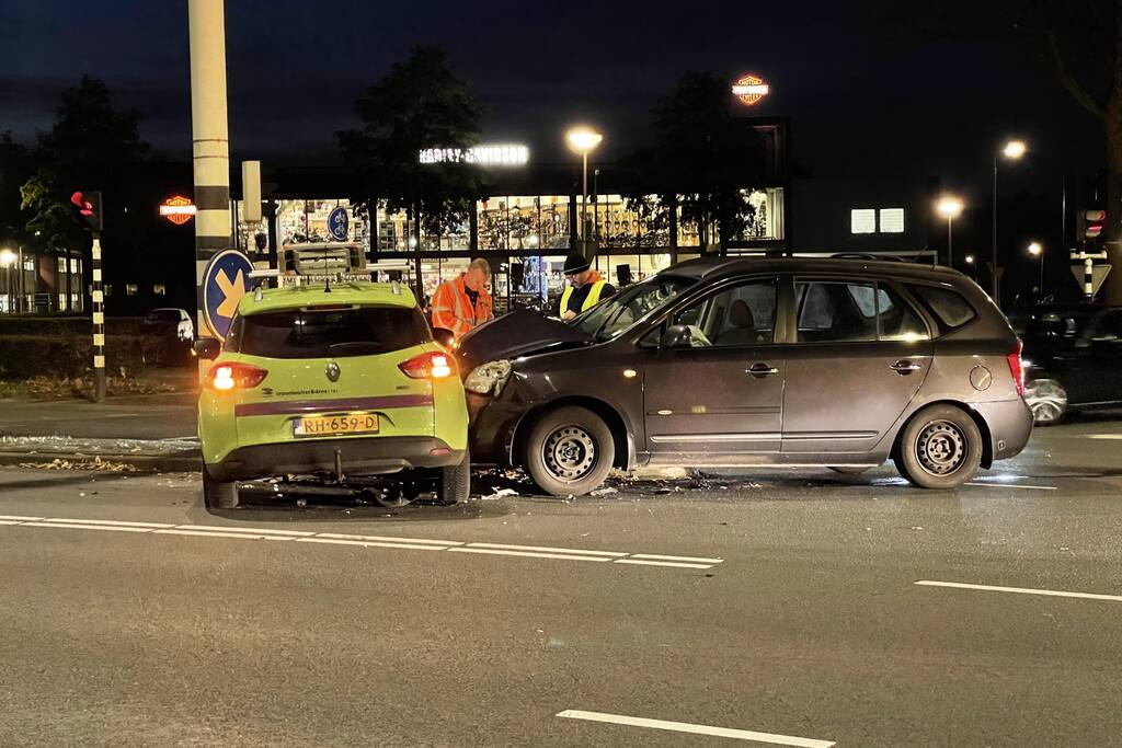 Twee voertuigen in botsing op kruising