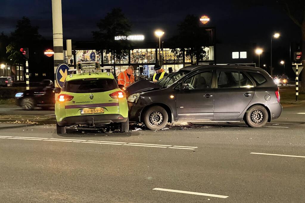 Twee voertuigen in botsing op kruising