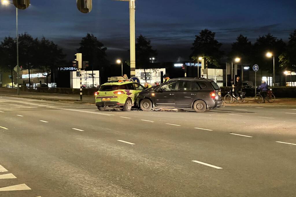 Twee voertuigen in botsing op kruising
