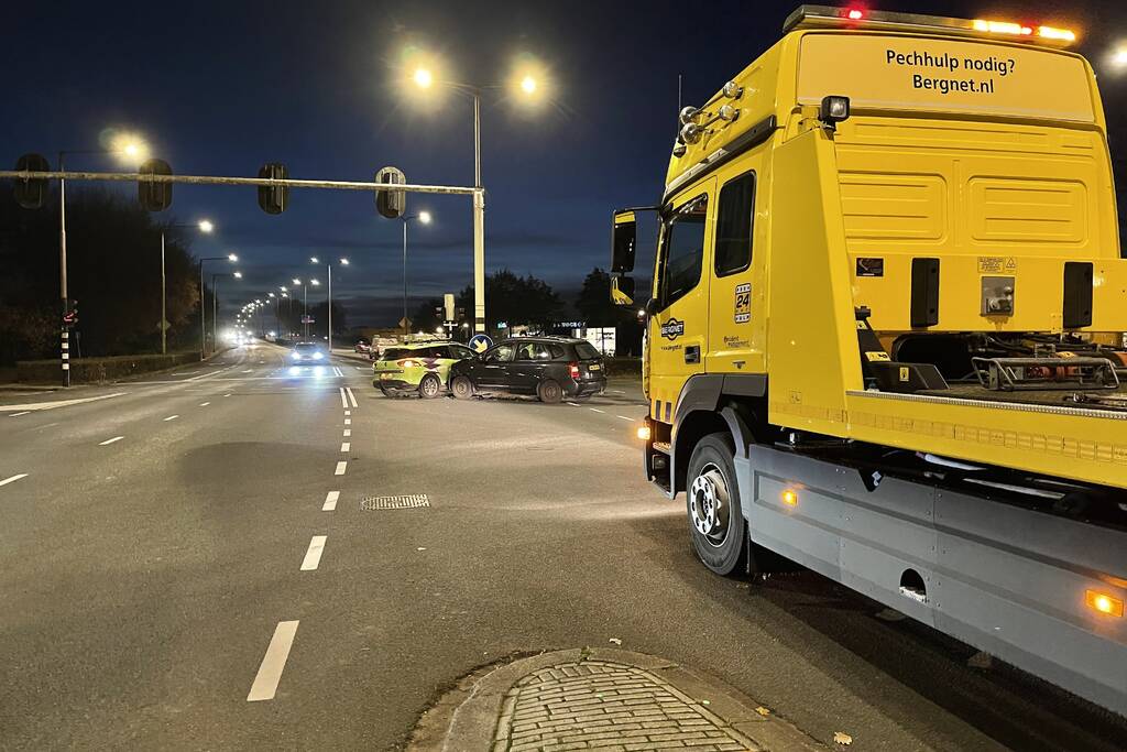 Twee voertuigen in botsing op kruising