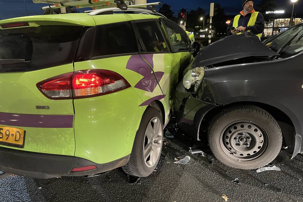 Twee voertuigen in botsing op kruising