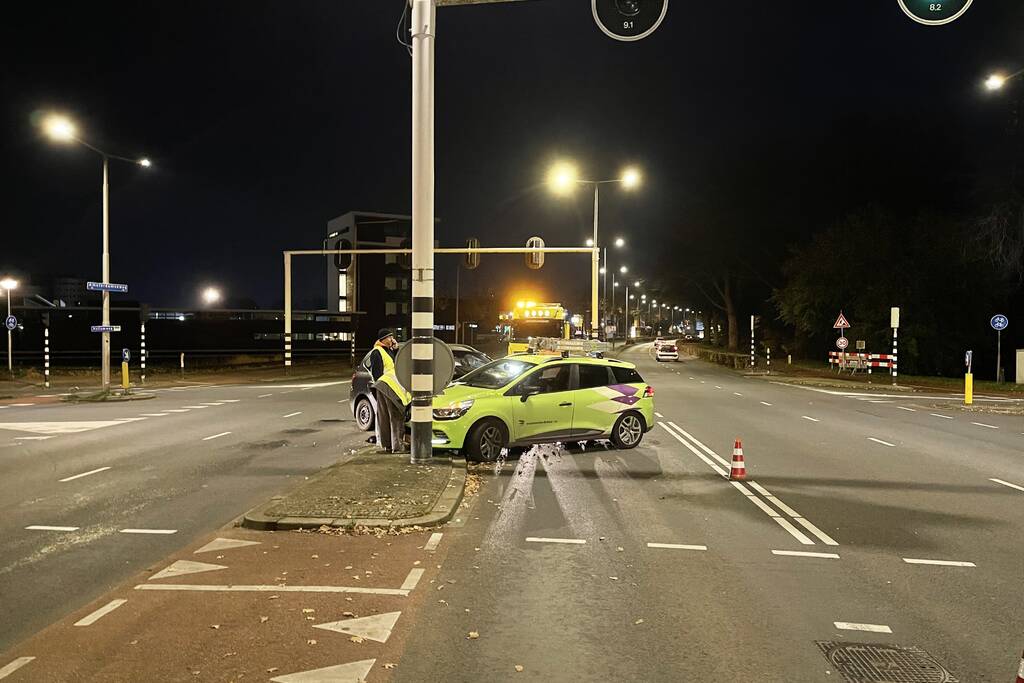 Twee voertuigen in botsing op kruising