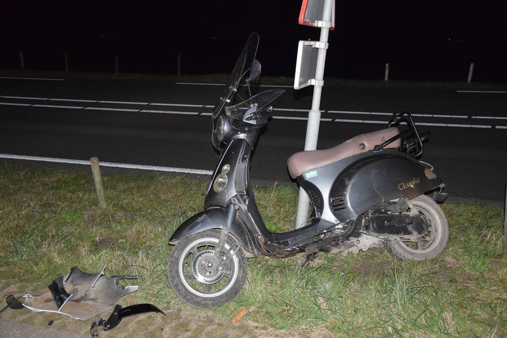 Auto vlucht na ernstige aanrijding met scooter