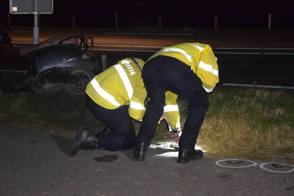Auto vlucht na ernstige aanrijding met scooter