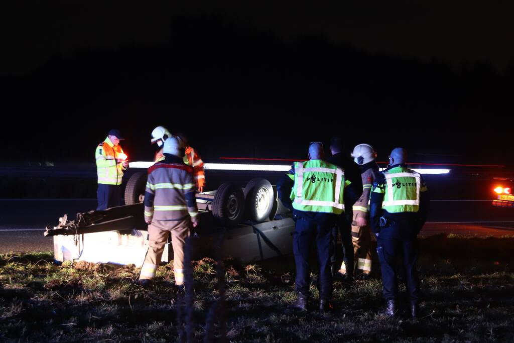 Aanhanger belandt ondersteboven op snelweg