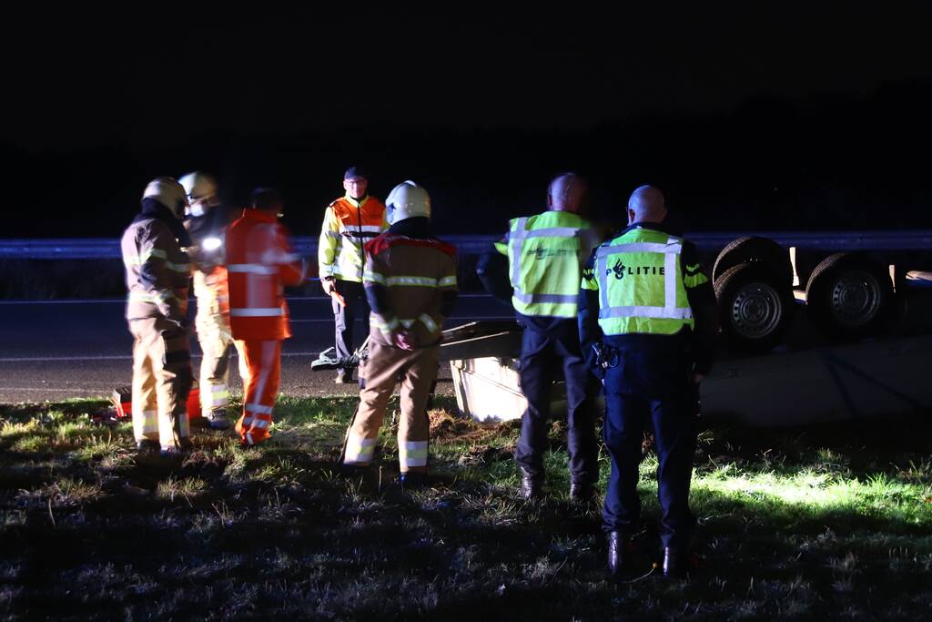 Aanhanger belandt ondersteboven op snelweg