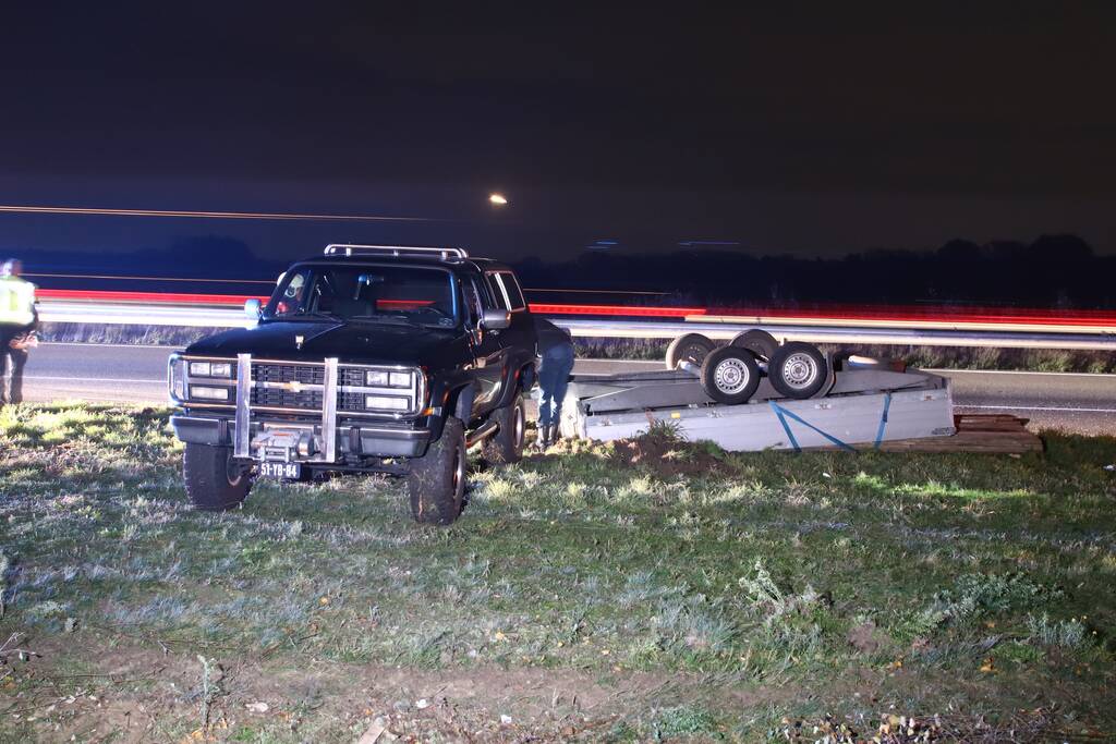 Aanhanger belandt ondersteboven op snelweg
