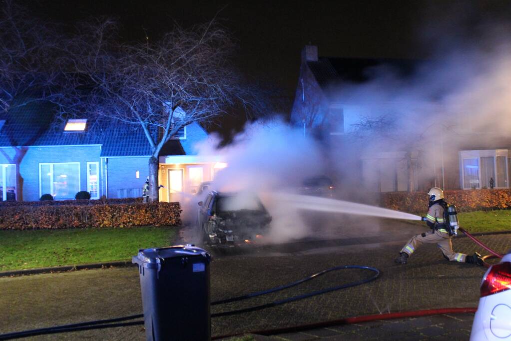 Geparkeerde auto brandt volledig uit