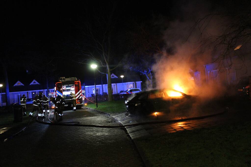 Geparkeerde auto brandt volledig uit