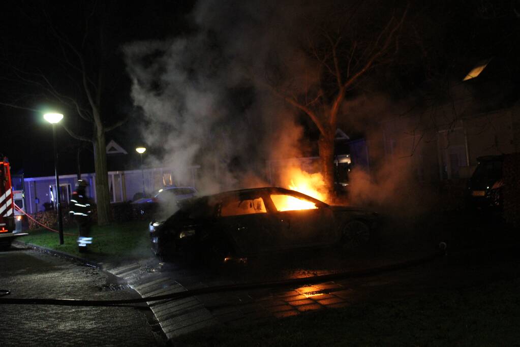 Geparkeerde auto brandt volledig uit
