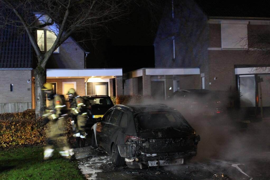 Geparkeerde auto brandt volledig uit