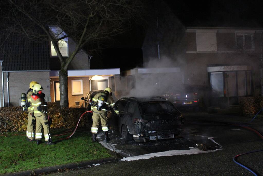 Geparkeerde auto brandt volledig uit