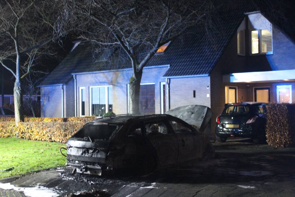 Geparkeerde auto brandt volledig uit