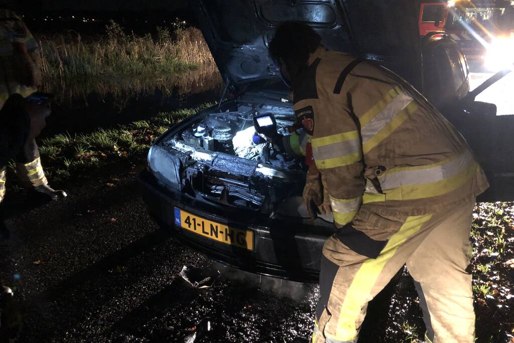 Auto vliegt tijdens het rijden in brand