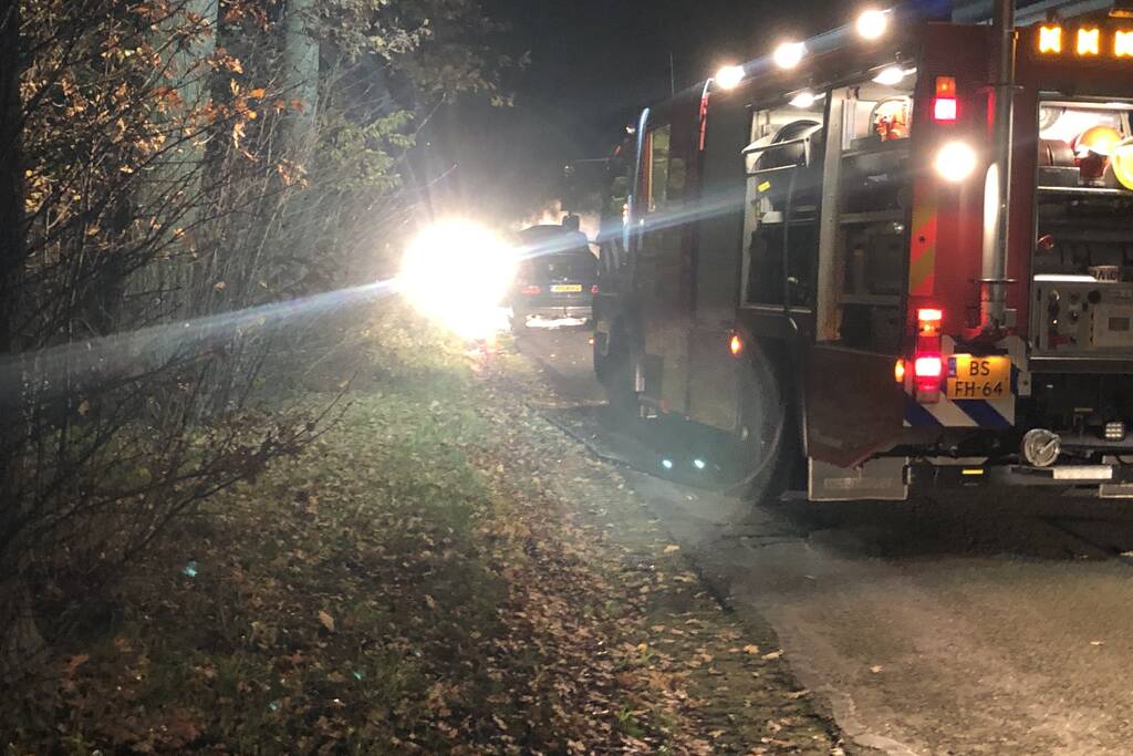 Auto vliegt tijdens het rijden in brand