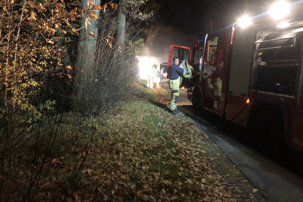 Auto vliegt tijdens het rijden in brand