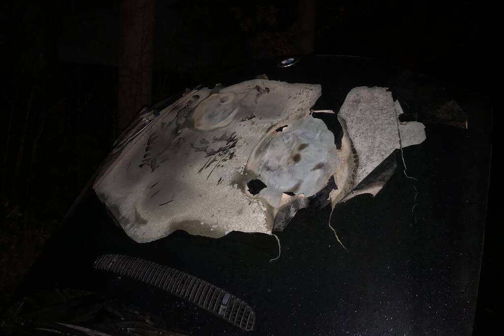 Auto vliegt tijdens het rijden in brand