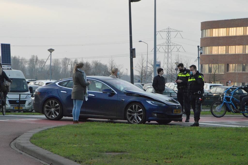 Overstekende fietser aangereden Tesla