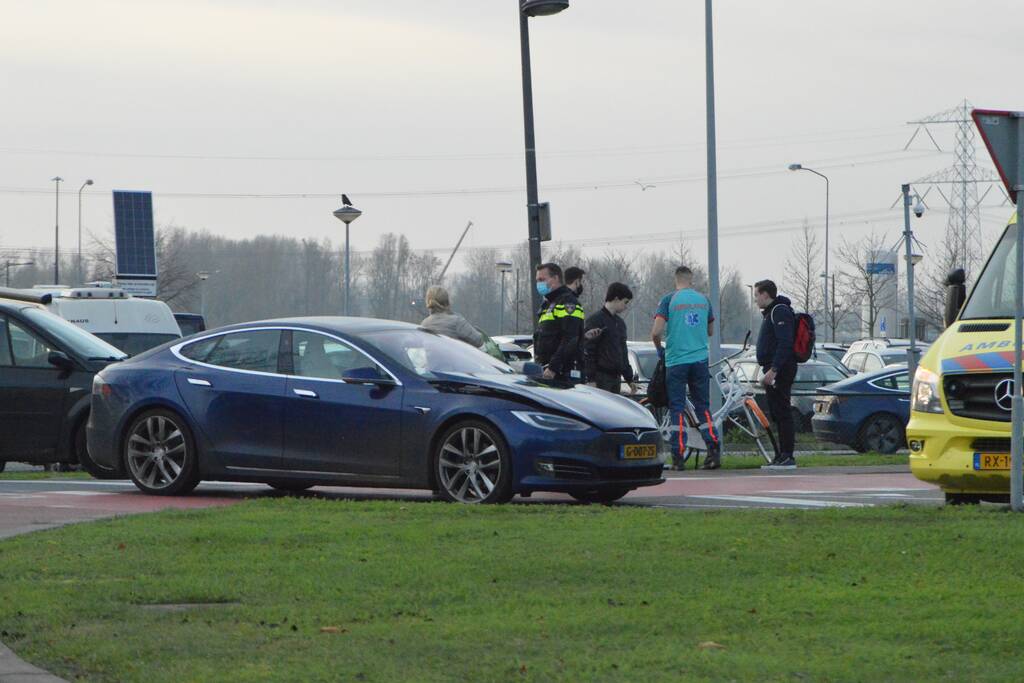 Overstekende fietser aangereden Tesla