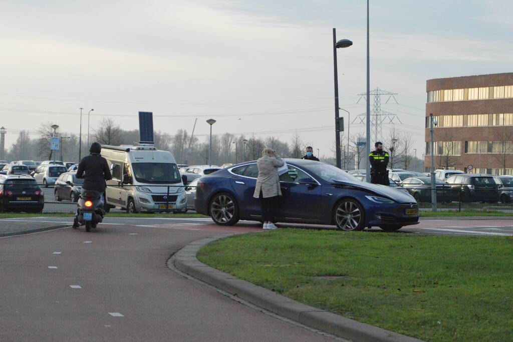 Overstekende fietser aangereden Tesla