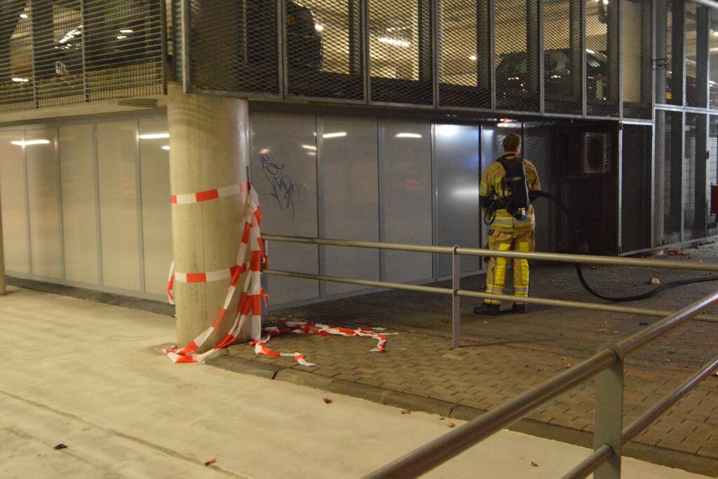 Afzetlinten in Krakelinggarage in brand