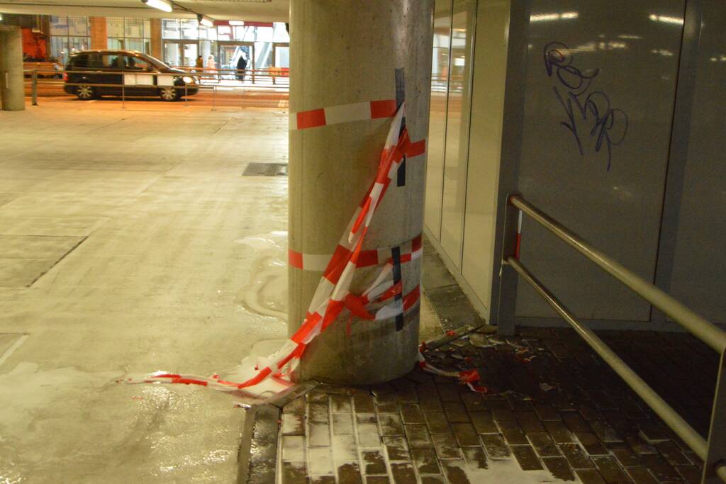 Afzetlinten in Krakelinggarage in brand