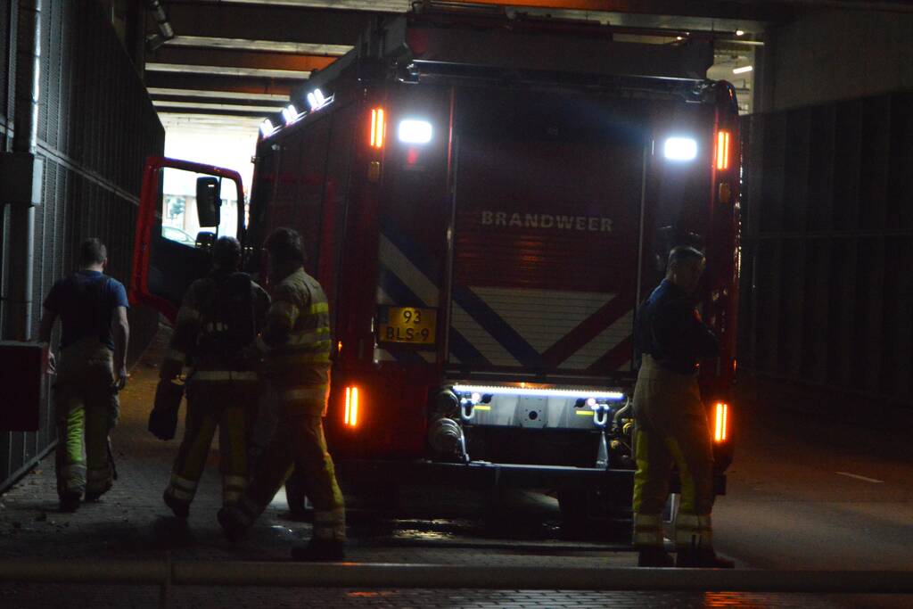 Afzetlinten in Krakelinggarage in brand