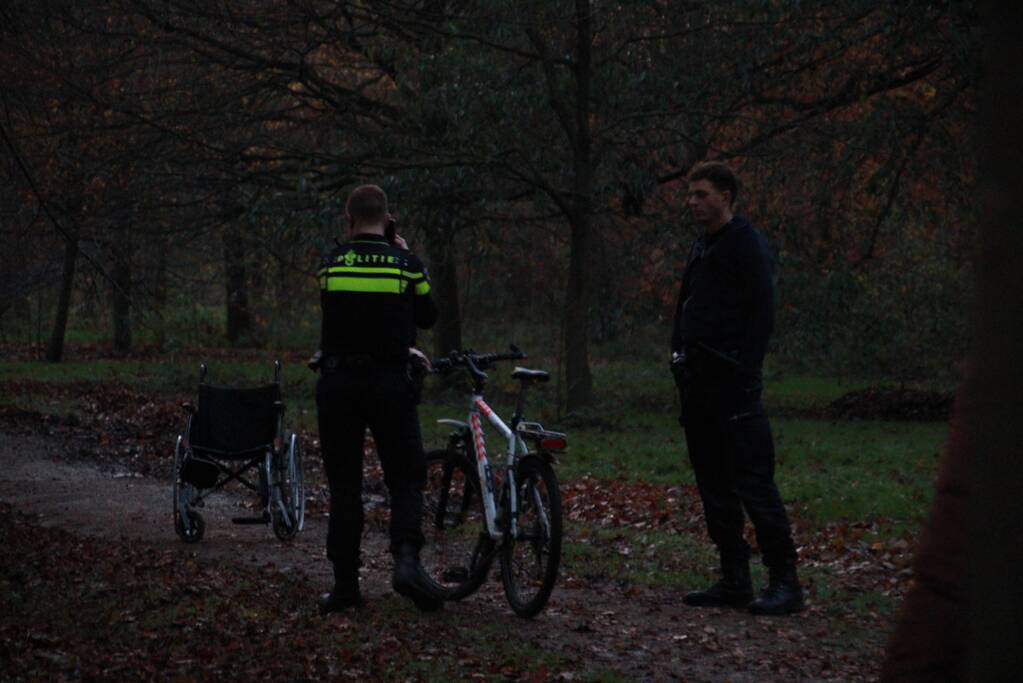 Rolstoel vermiste man aangetroffen in bosgebied