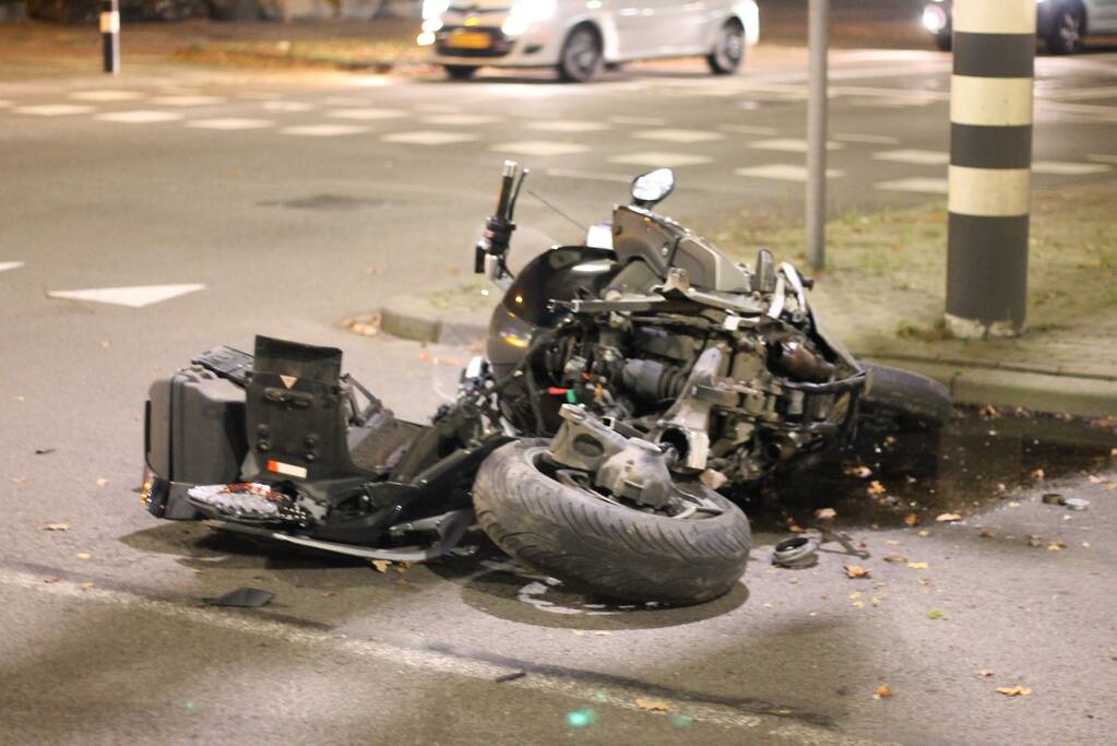 Motorrijder gewond na aanrijding met auto