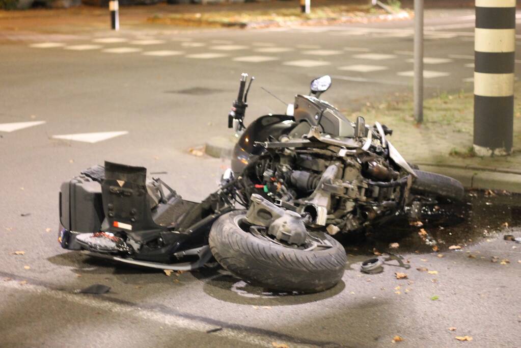 Motorrijder gewond na aanrijding met auto