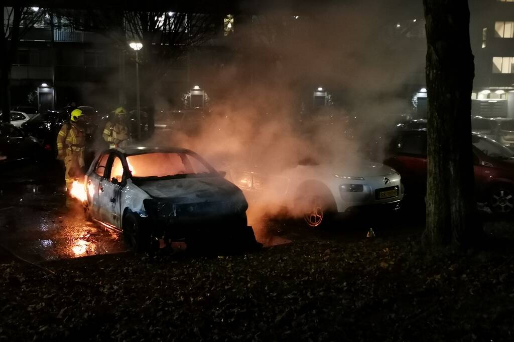 Twee auto's volledig uitgebrand in Veldhuizen