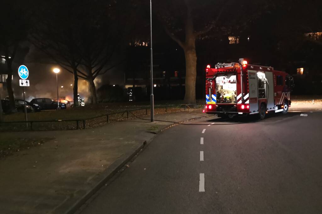 Twee auto's volledig uitgebrand in Veldhuizen