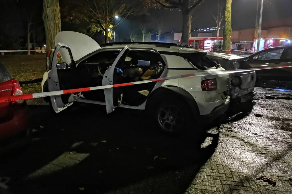Twee auto's volledig uitgebrand in Veldhuizen