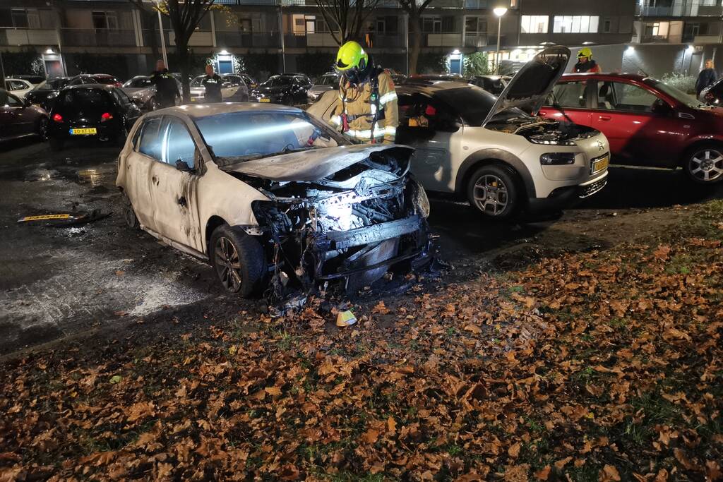 Twee auto's volledig uitgebrand in Veldhuizen