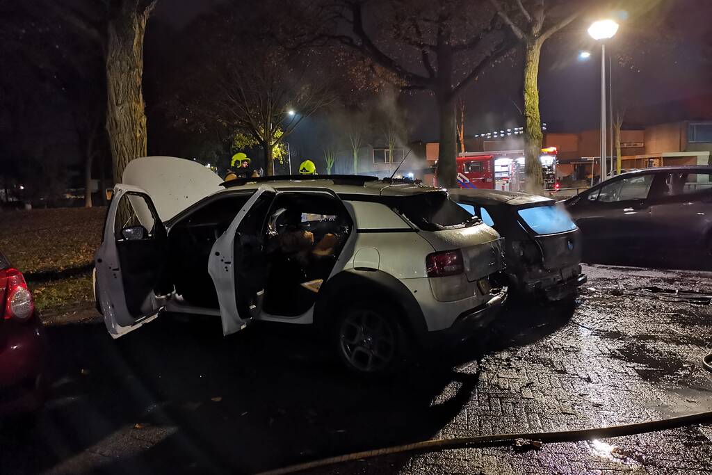 Twee auto's volledig uitgebrand in Veldhuizen