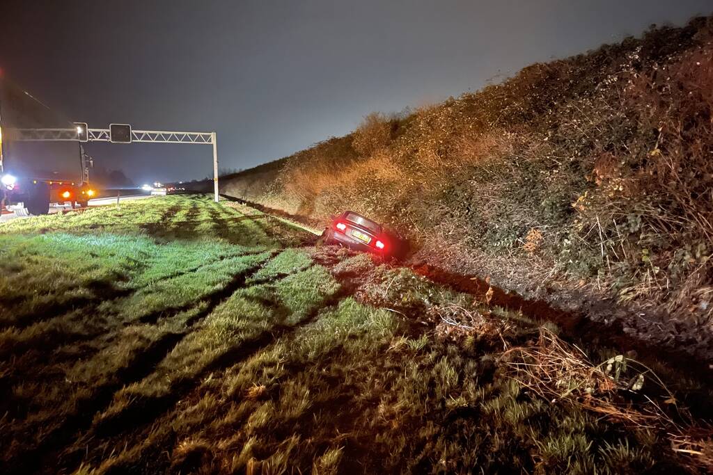 Auto raakt van de weg en belandt in greppel