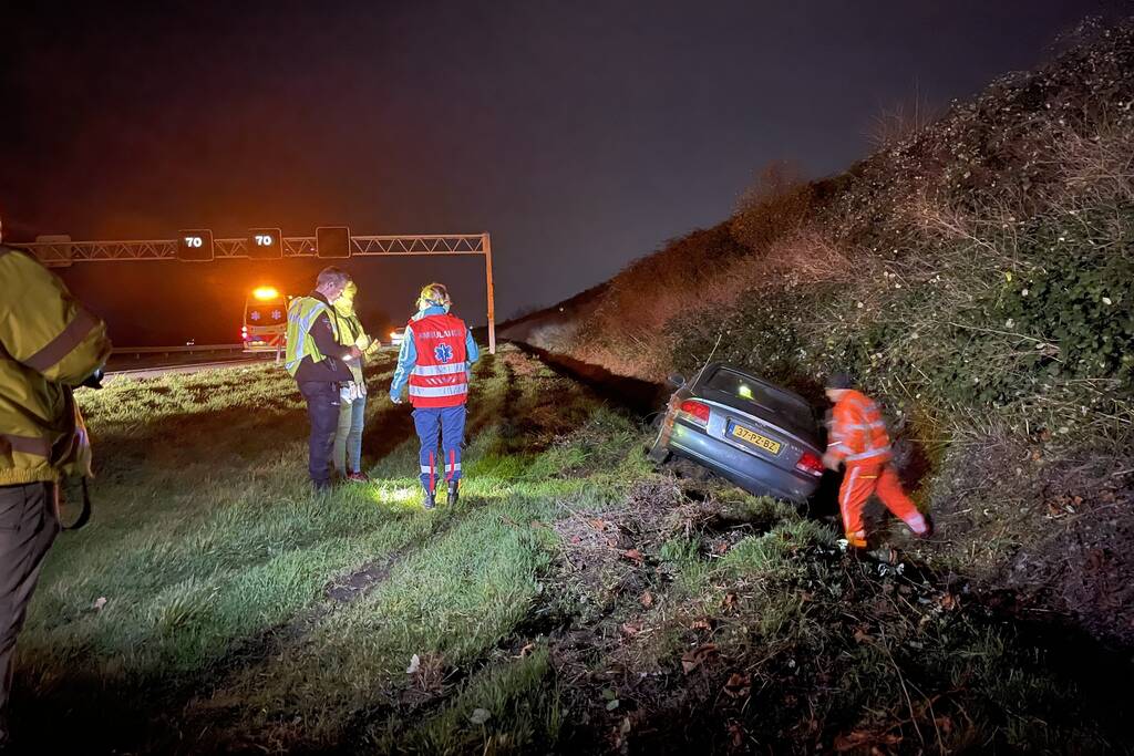 Auto raakt van de weg en belandt in greppel